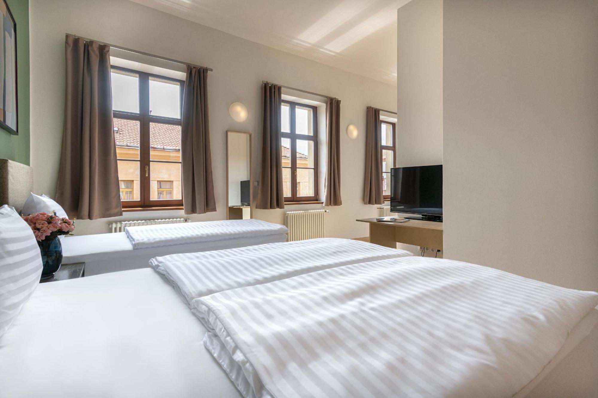 Bohemian Dreams Apartments And Suites By Dwellfort Прага Стая снимка